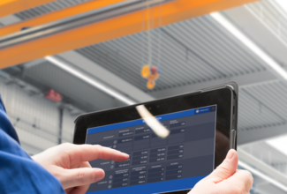 Mitarbeiter bedient das System ABUControl auf einem Tablet Mitarbeiter bedient das System ABUControl auf einem Tablet